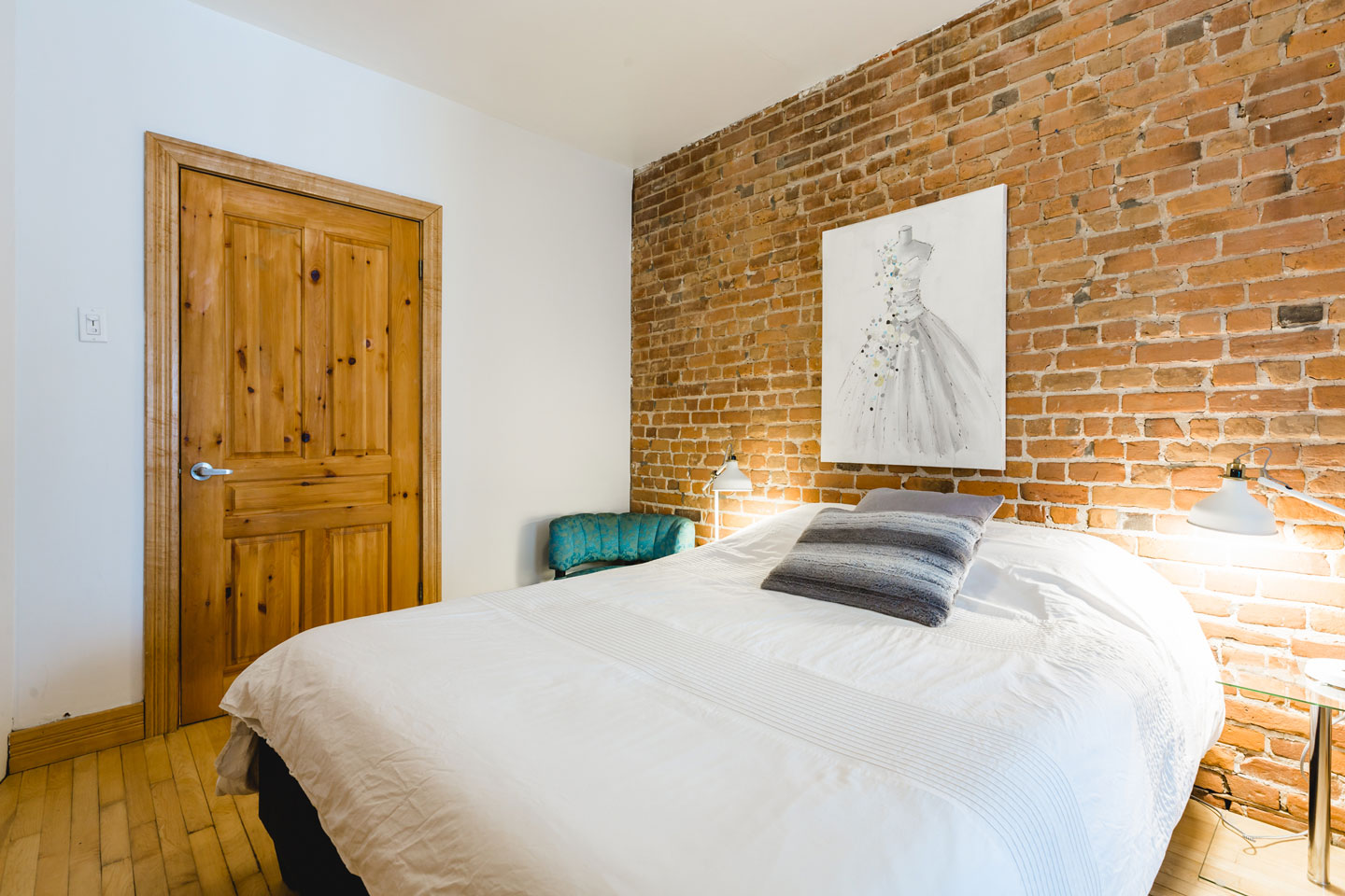 City Chalet : chambre 2 avec mur de brique et lit Queen avec matelas en mousse-mémoire de qualité