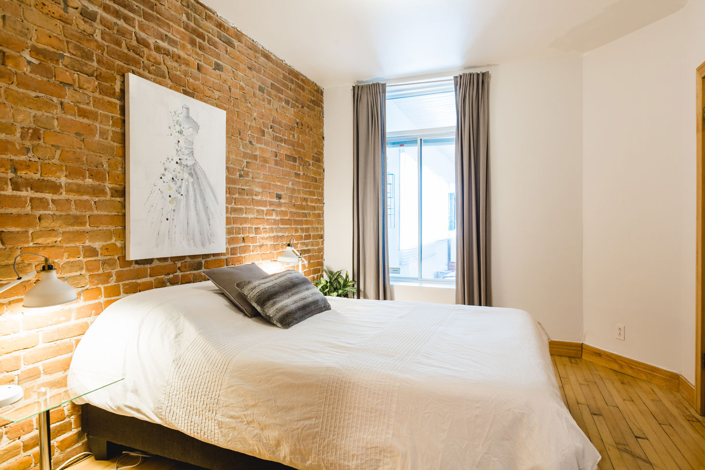 City Chalet: bedroom with brick wall and queen bed with comfortable memory foam mattress