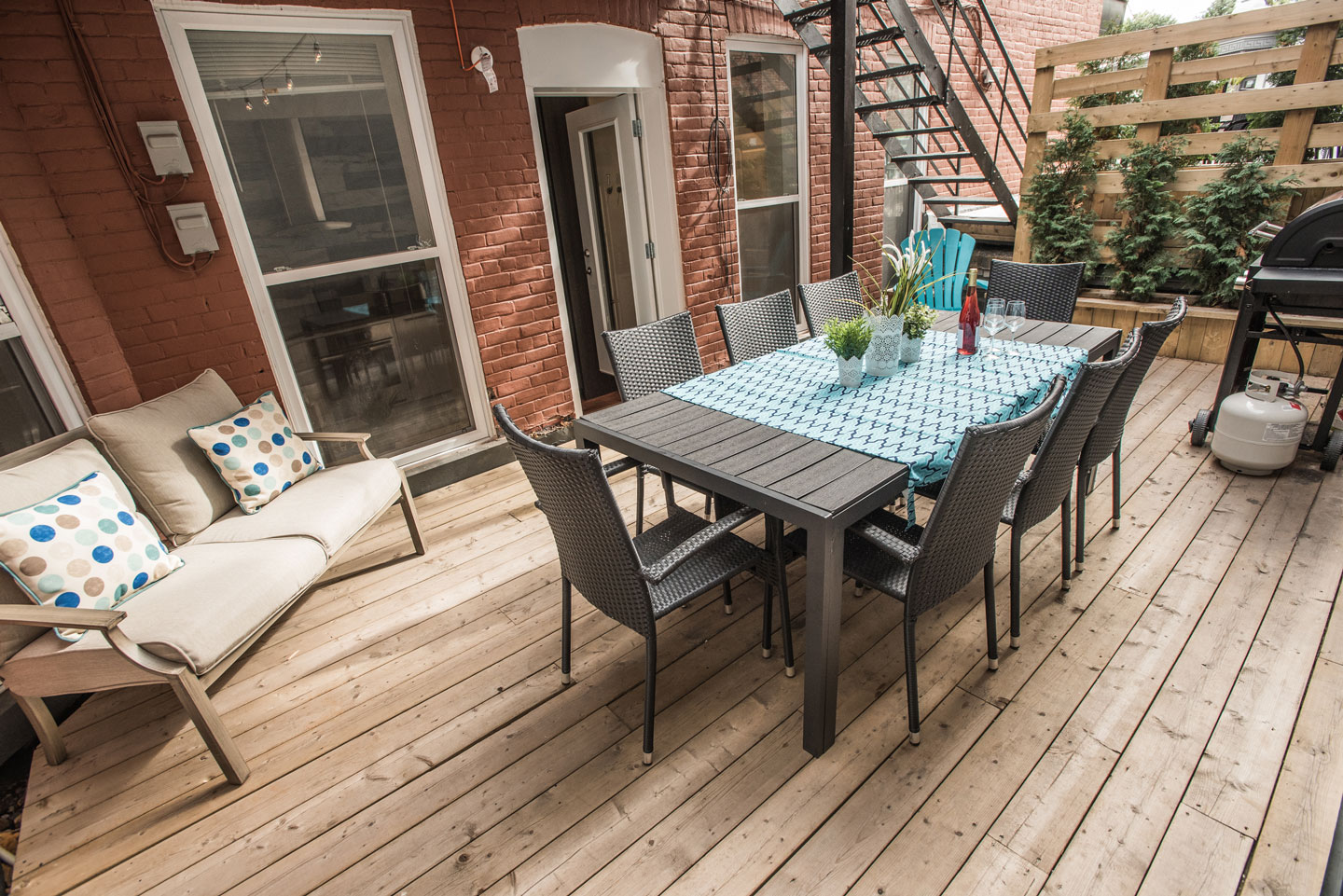 Fabfour: sunny patio with furniture and BBQ with gas provided