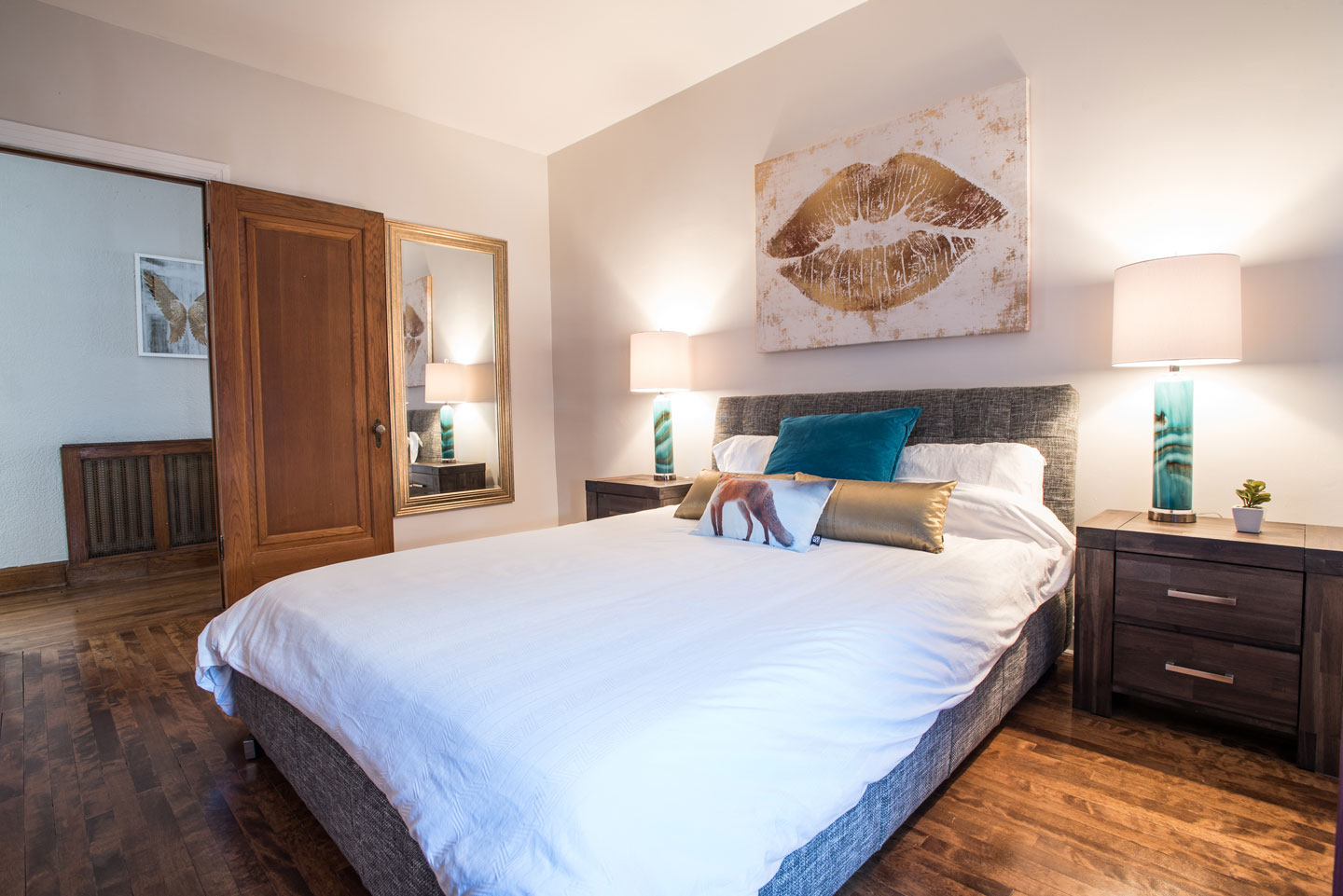 Golden kiss: bedroom with queen bed and comfortable memory foam mattress