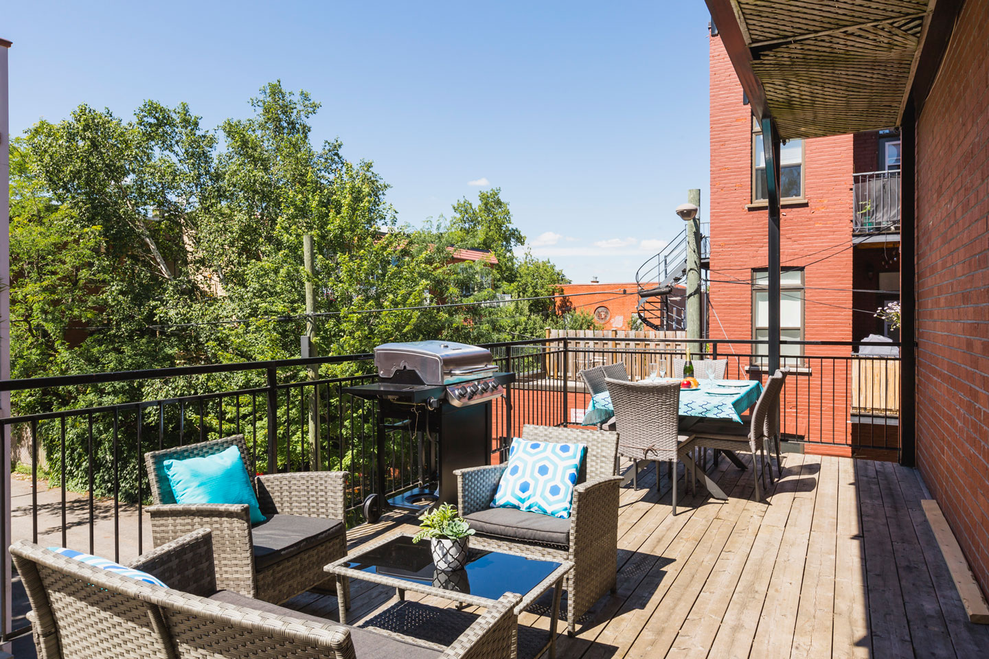 Chic Laurier #2: sunny private patio with BBQ with gas provided