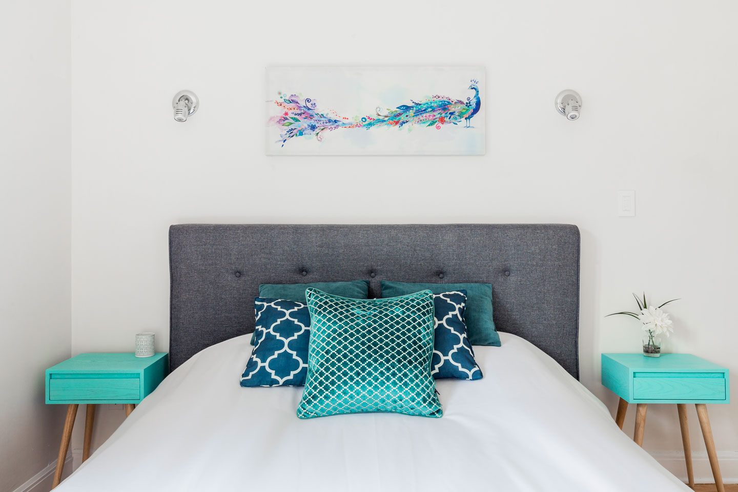 Scandinavian kiss: bedroom with queen bed and memory foam mattress