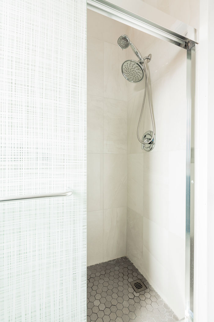 Scandinavian kiss: luminous bathroom with walk-in shower