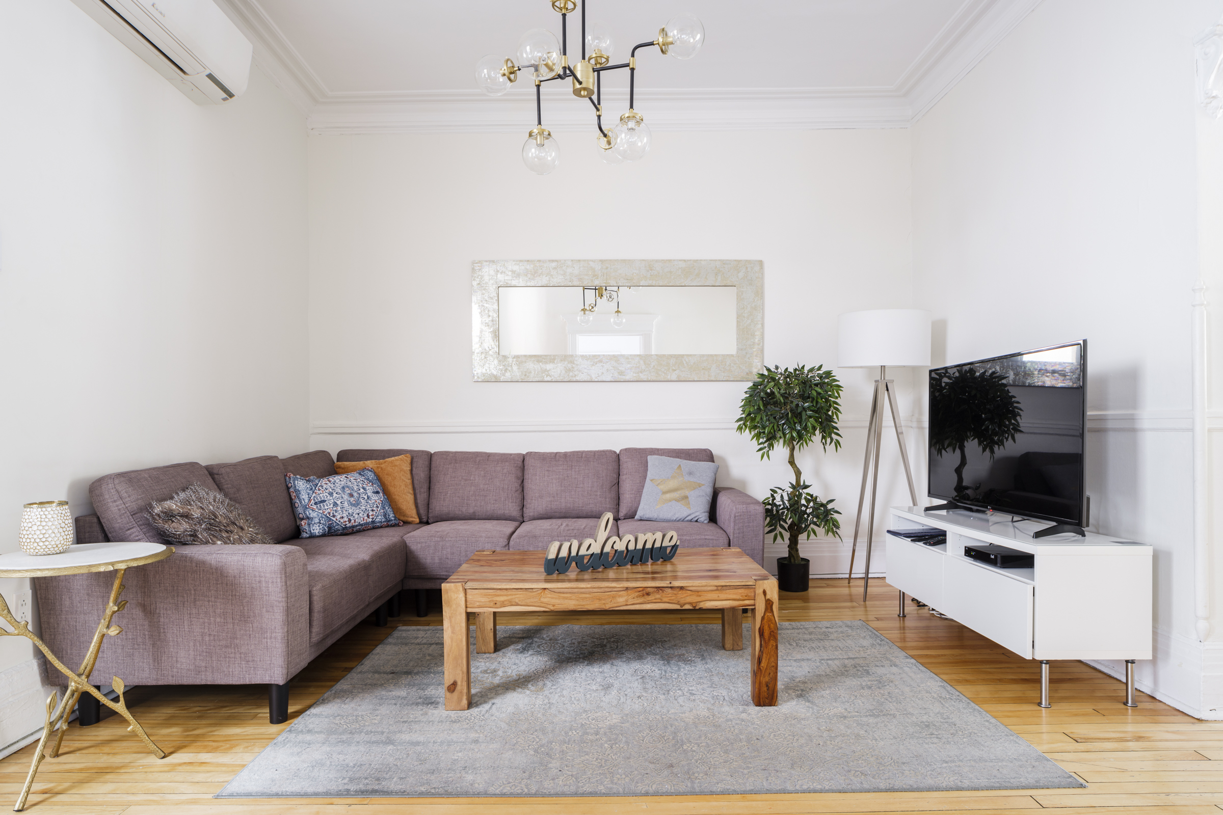 Chic Laurier : cozy and stylish living room with HD TV, Netflix and free Wi-Fi