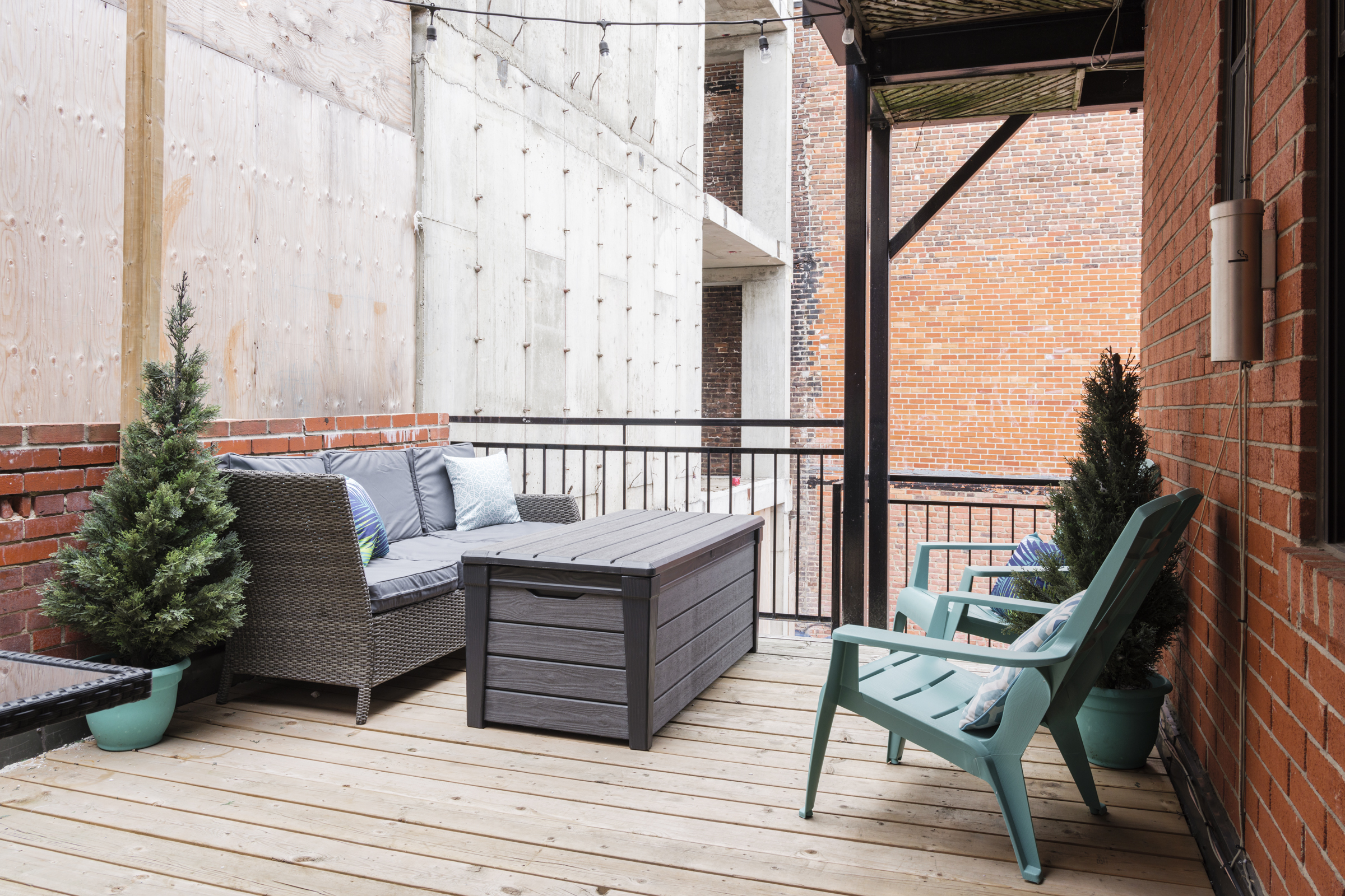 Chic Laurier : outdoor lounge with wooden deck and outdoor furniture