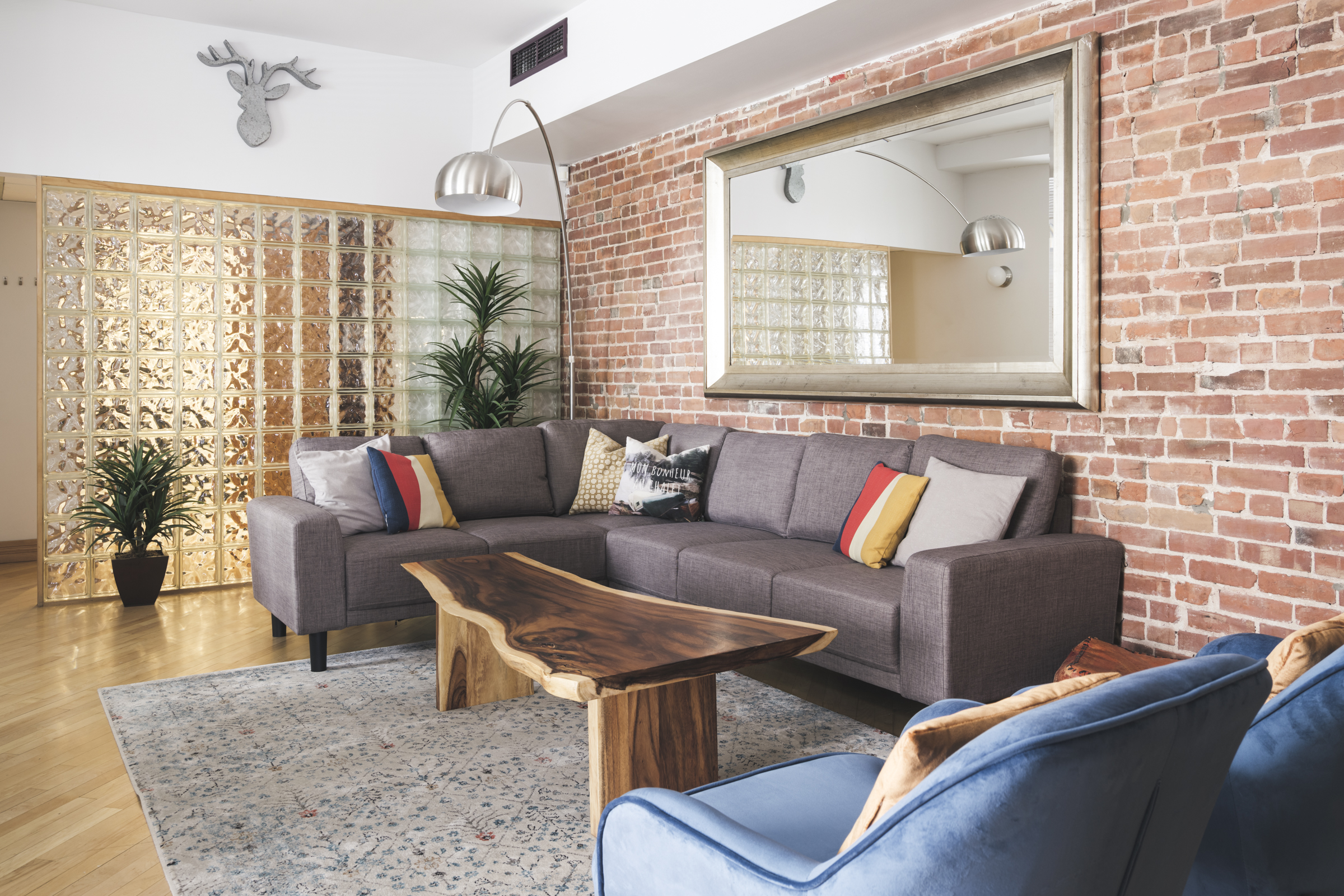 City Chalet: living room with brick wall