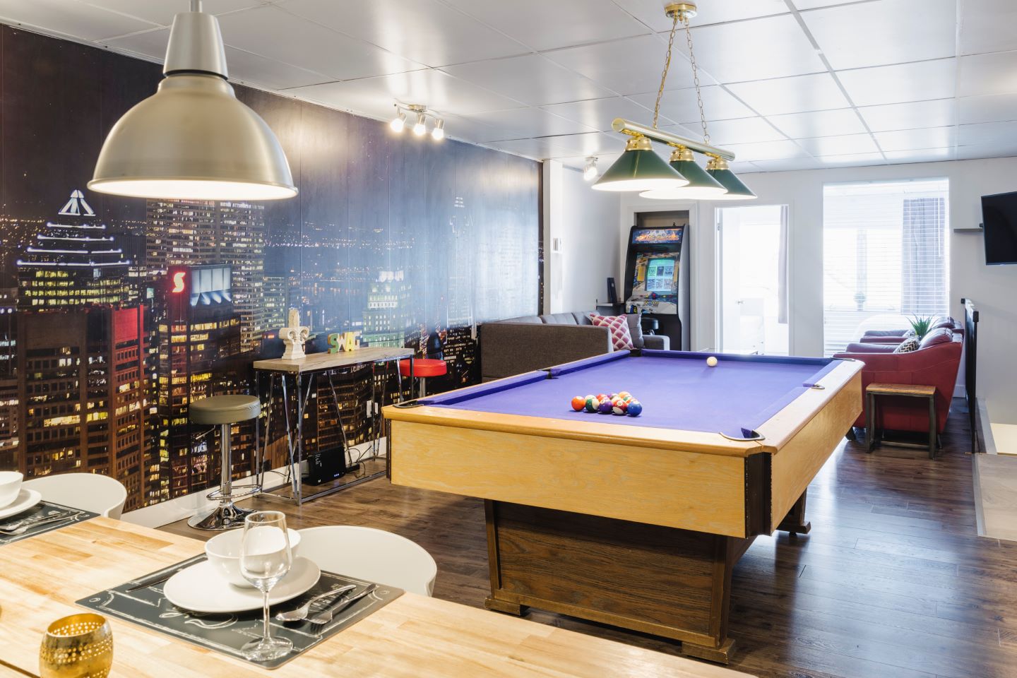Entertainer: loft style with pool table