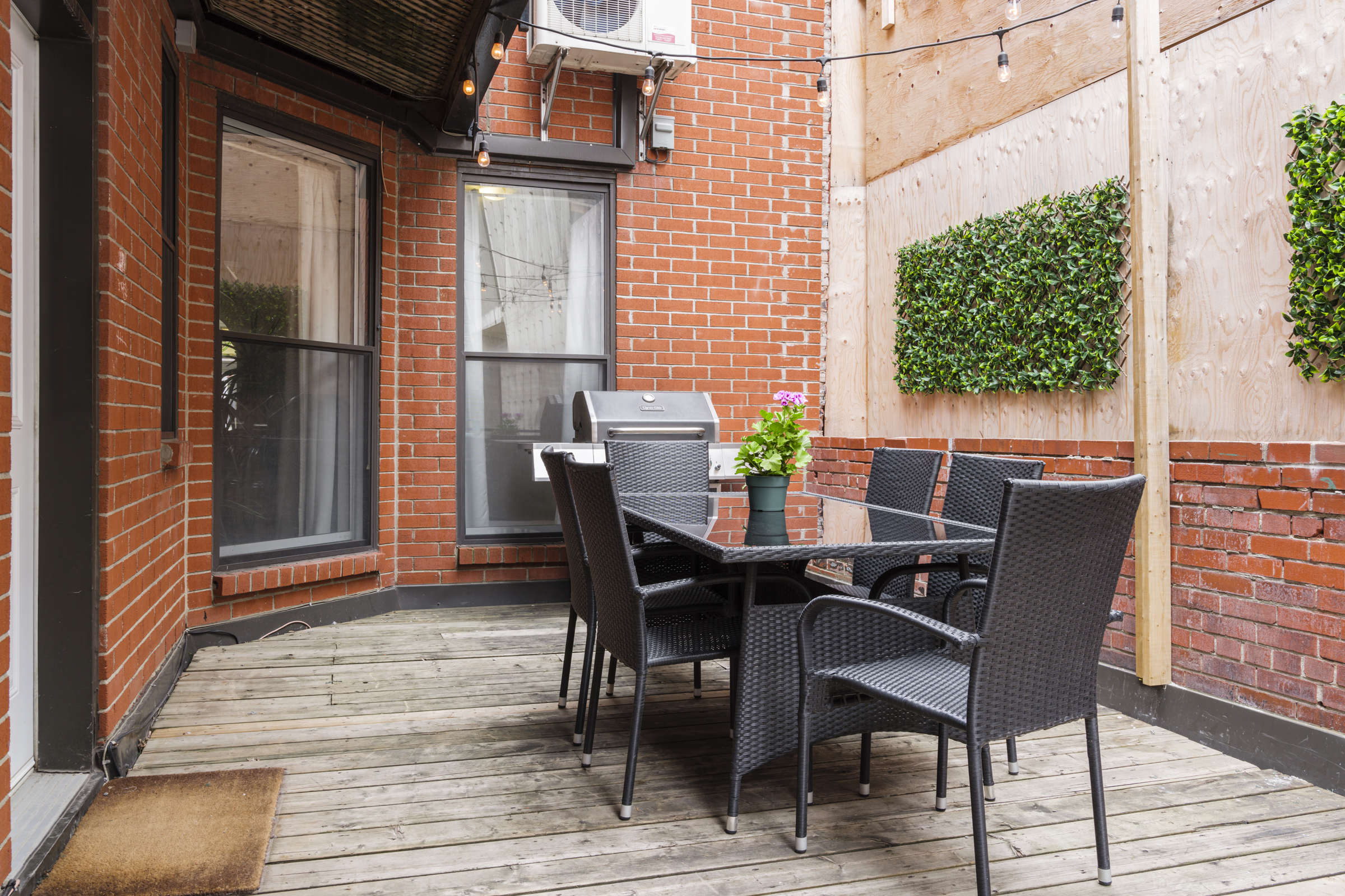 Chic Laurier : outdoor terrace with BBQ