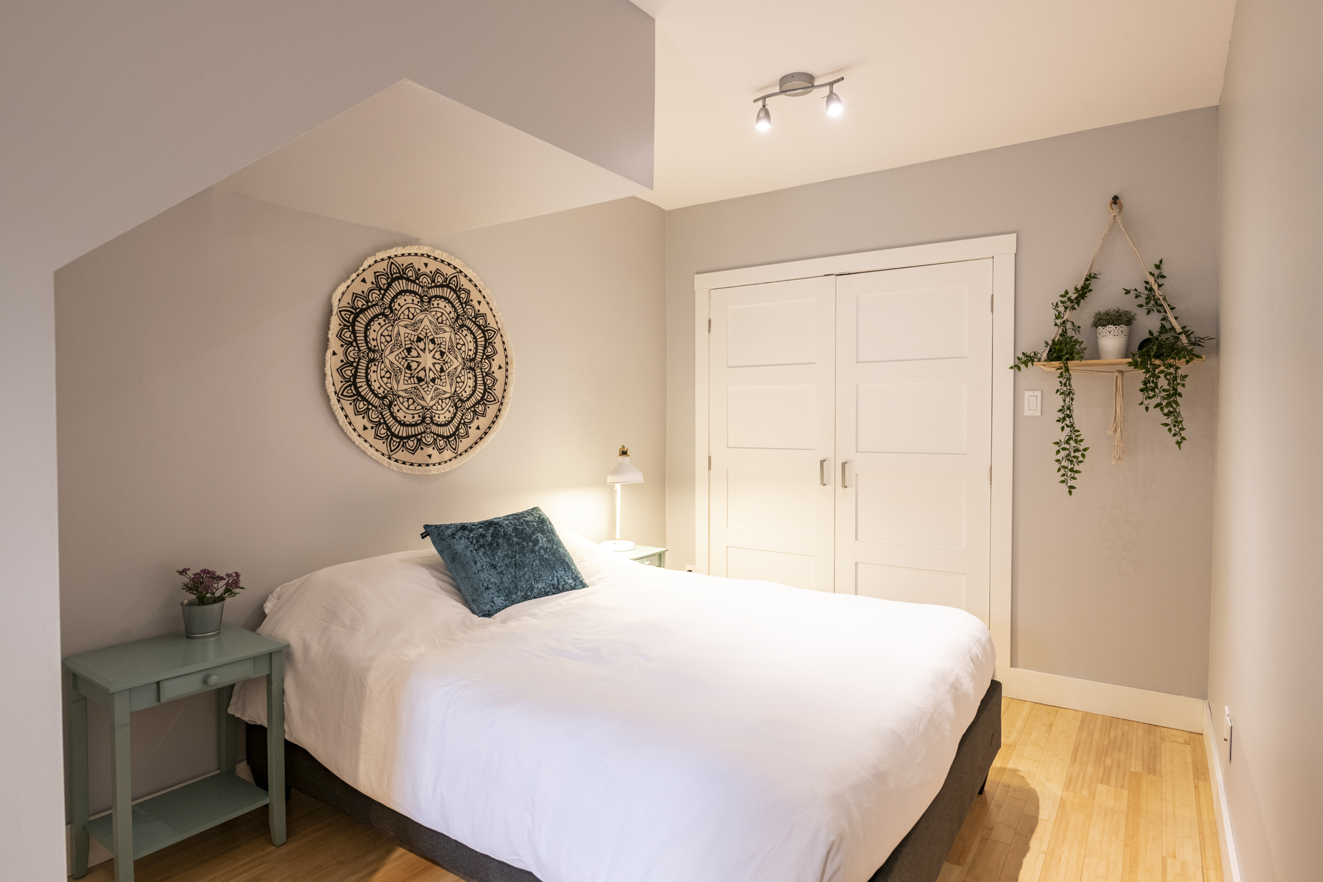 Cozy Laurier: bedroom #2, queen bed with memory foam mattress, large closet