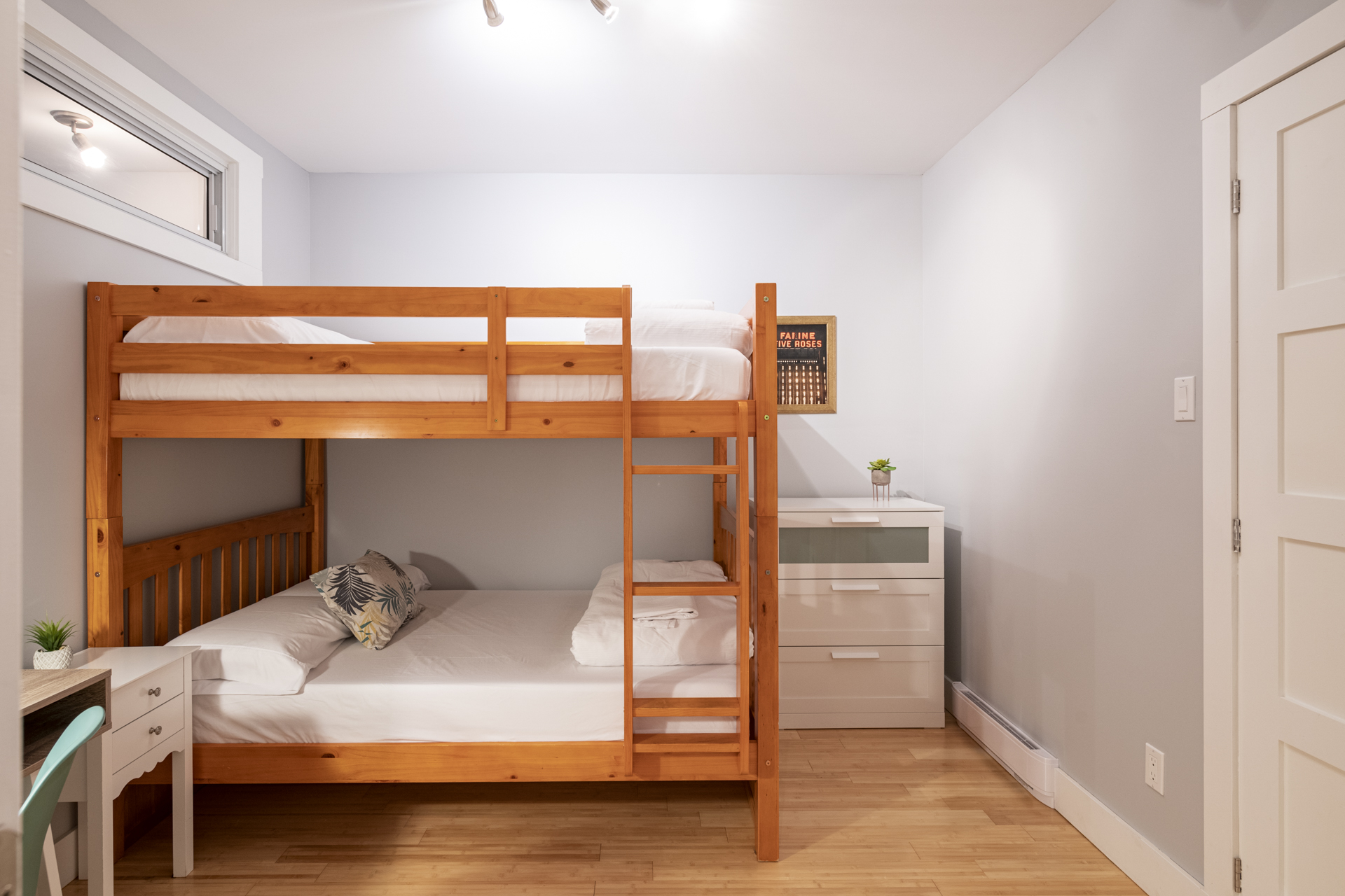 Cozy Laurier: bedroom #3, double/double bunkbed with memory foam mattresses, work desk