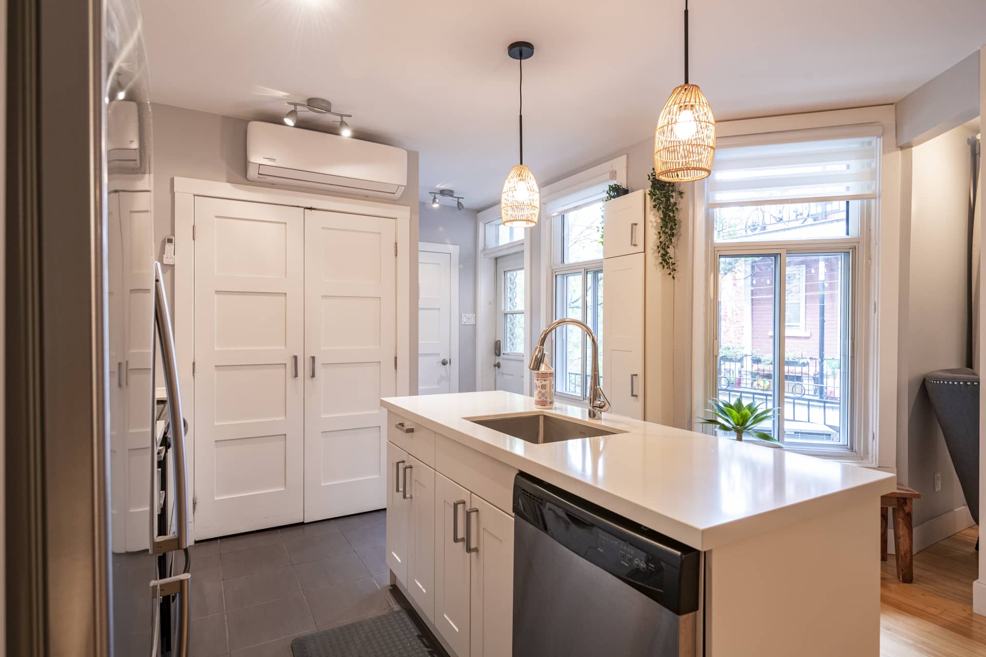 Cozy Laurier: full kitchen, renovated and bright